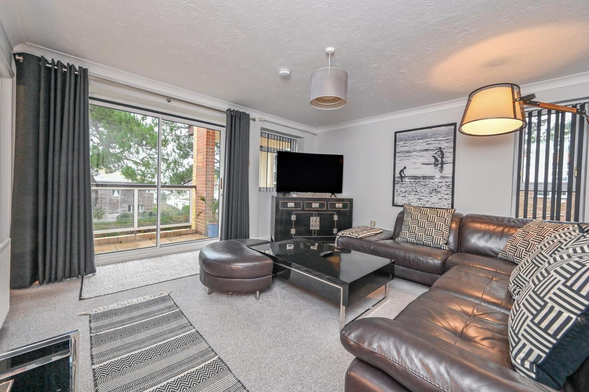Top Floor Sandbanks Apartment With Free Parking Just Minutes From The Beach And Bars Canford Cliffs Exterior photo